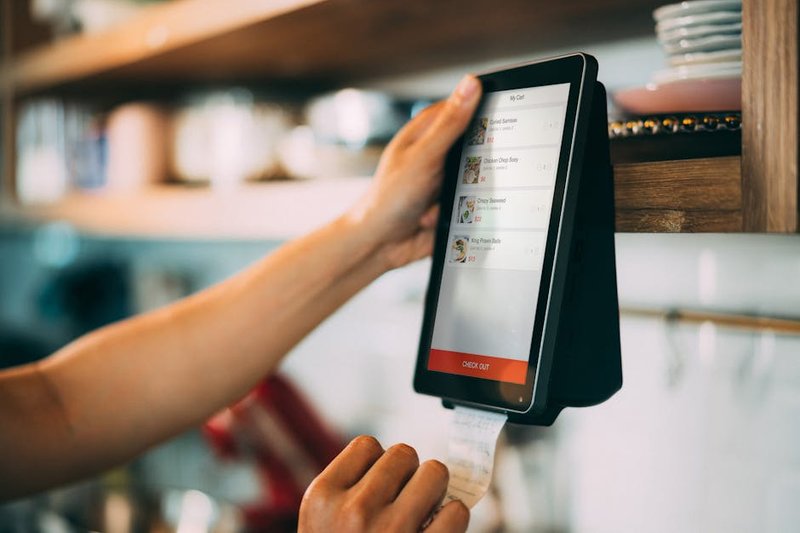 pemilik cafe menggunakan pos claude code skills