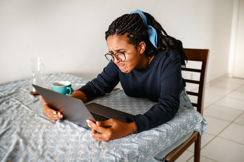 pemilik bisnis bingung laptop claude code skills