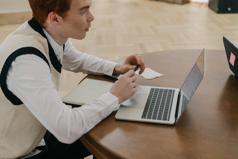 mahasiswa belajar ai laptop- Claude AI Indonesia