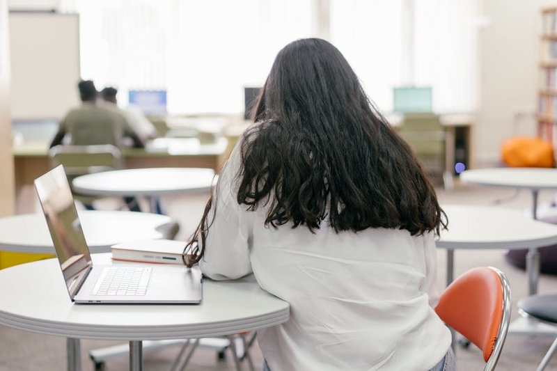 mahasiswa belajar dengan claude ai