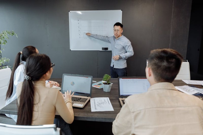 tim bisnis berdiskusi dengan ai agent download claude desktop